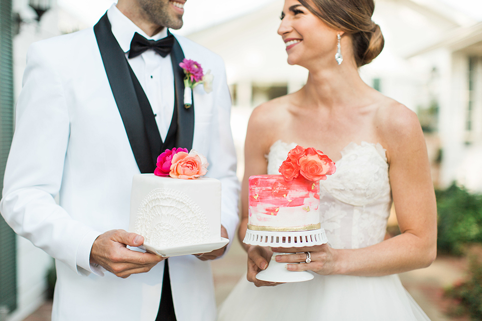 Santa-barbara-outdoor-wedding-bride-and-groom-holding-cake