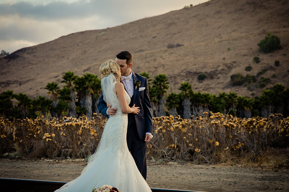 Orange-county-wedding-at-the-hamilton-oaks-winery-bride-and-groom-standing-kissing