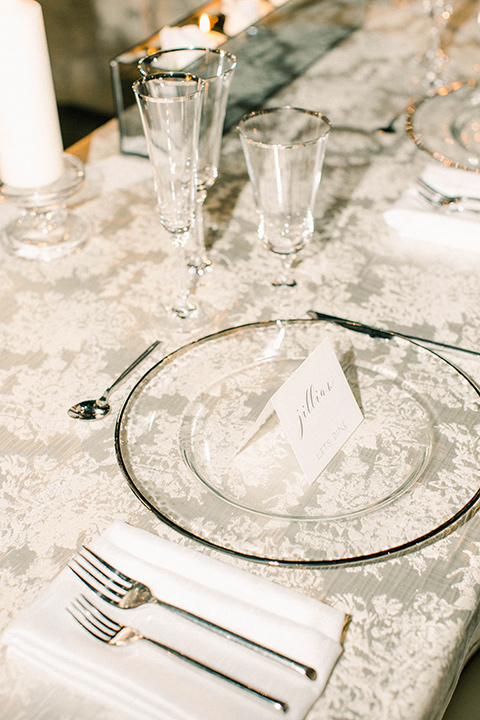 callaway-winery-shoot-close-up-on-table-décor-white-crystal-plates-with-white-linens-and-silver-accents