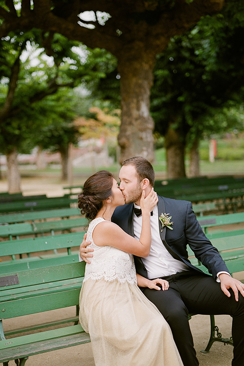 San-francisco-wedding-shoot-at-the-golden-gate-park-bride-and-groom-sitting-kissing