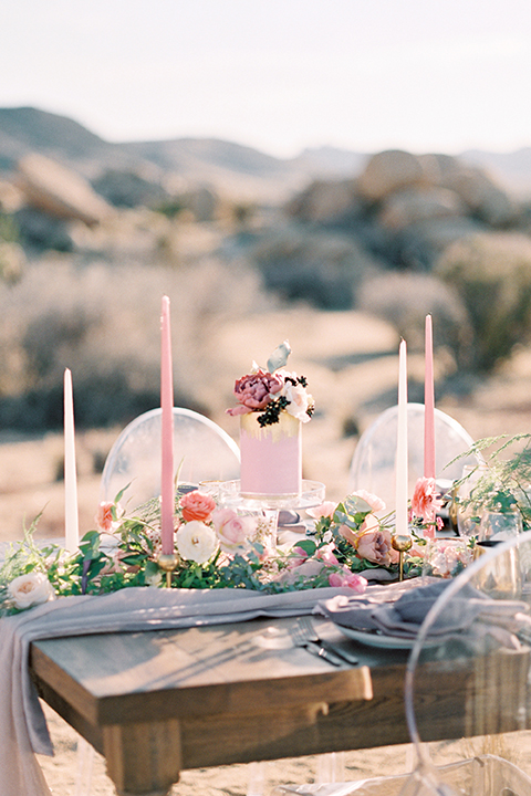 Joshua-tree-wedding-shoot-at-the-ruin-venue-table-set-up-with-flowers-and-candle-decor