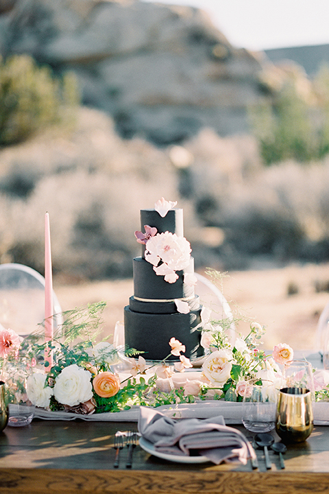 Joshua-tree-wedding-shoot-at-the-ruin-venue-wedding-cake