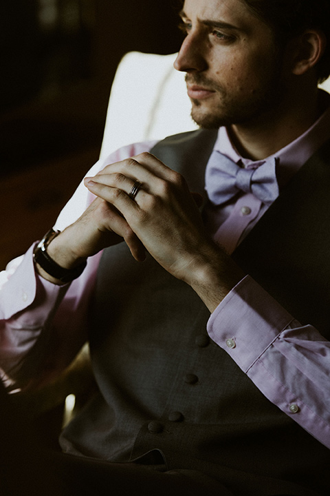 la-dolce-vita-shoot-groom-alone-sitting-groom-in-grey-pants-and-a-grey-vest