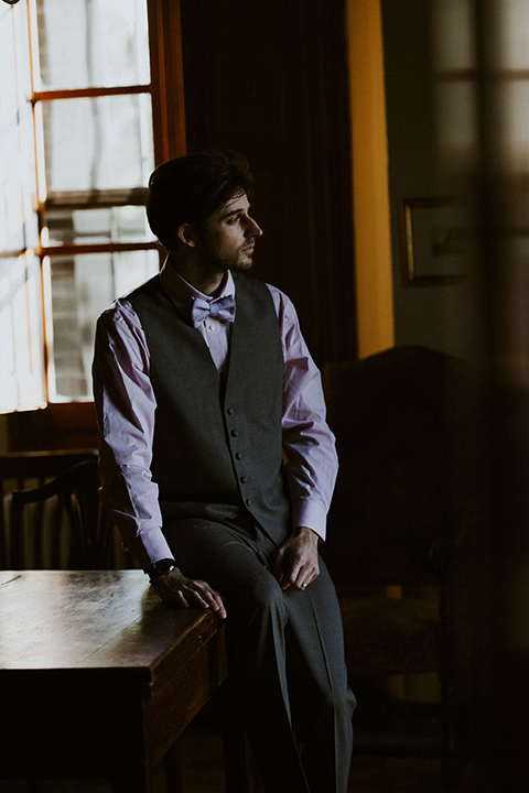 la-dolce-vita-shoot-groom-alone-groom-in-grey-pants-and-a-grey-vest