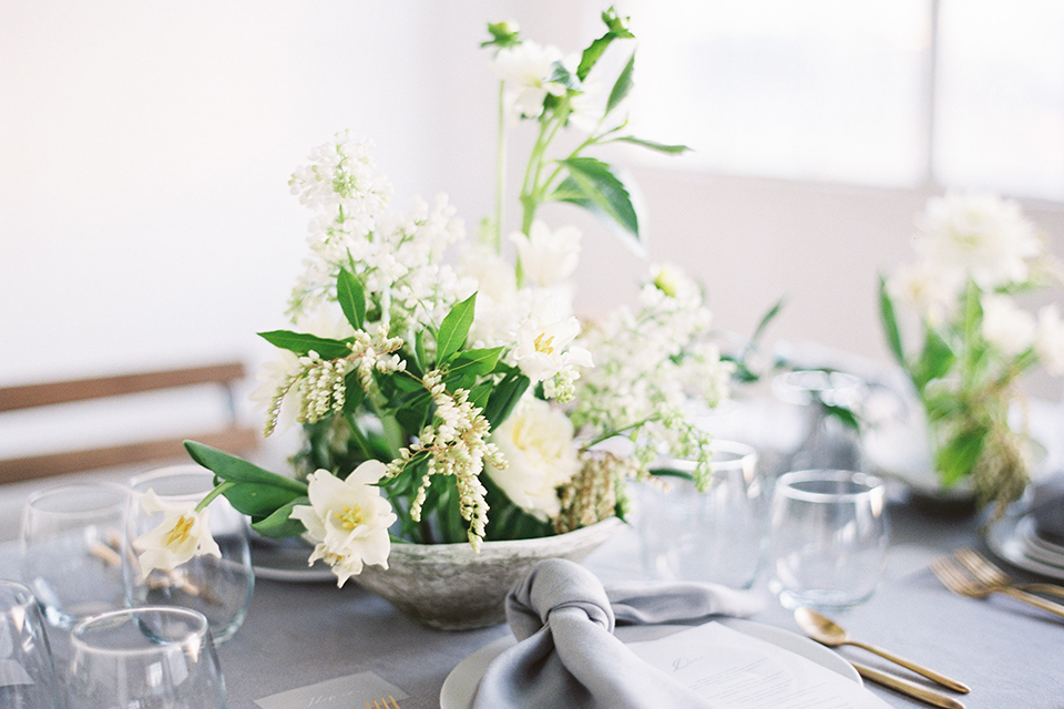 Los-angeles-modern-wedding-at-fd-photo-studio-table-set-up-with-flowers