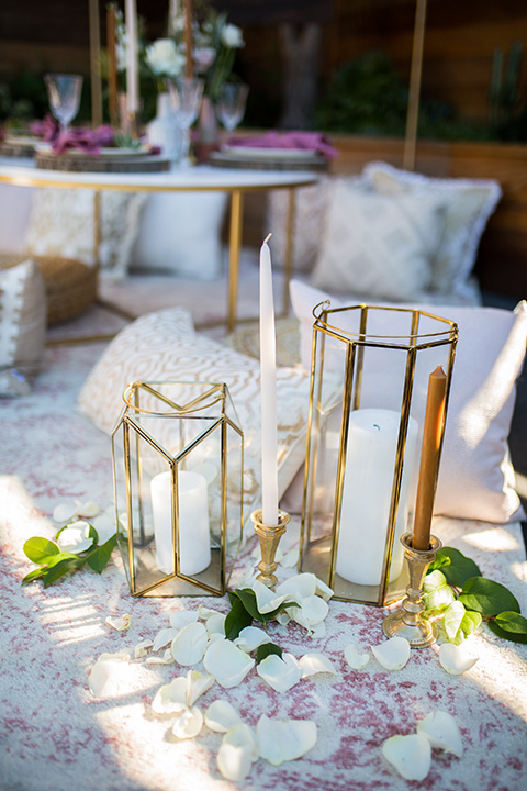 lot-8-candles-in-glass-containers-with-gold-accents-anddiffernt-heights-on-table-at-reception