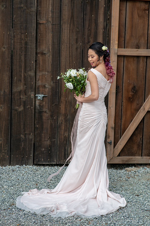 temperino-ranch-wedding-bide-back-turned-bride-in-a-lace-dress-with-straps-and-hair-pulled-back