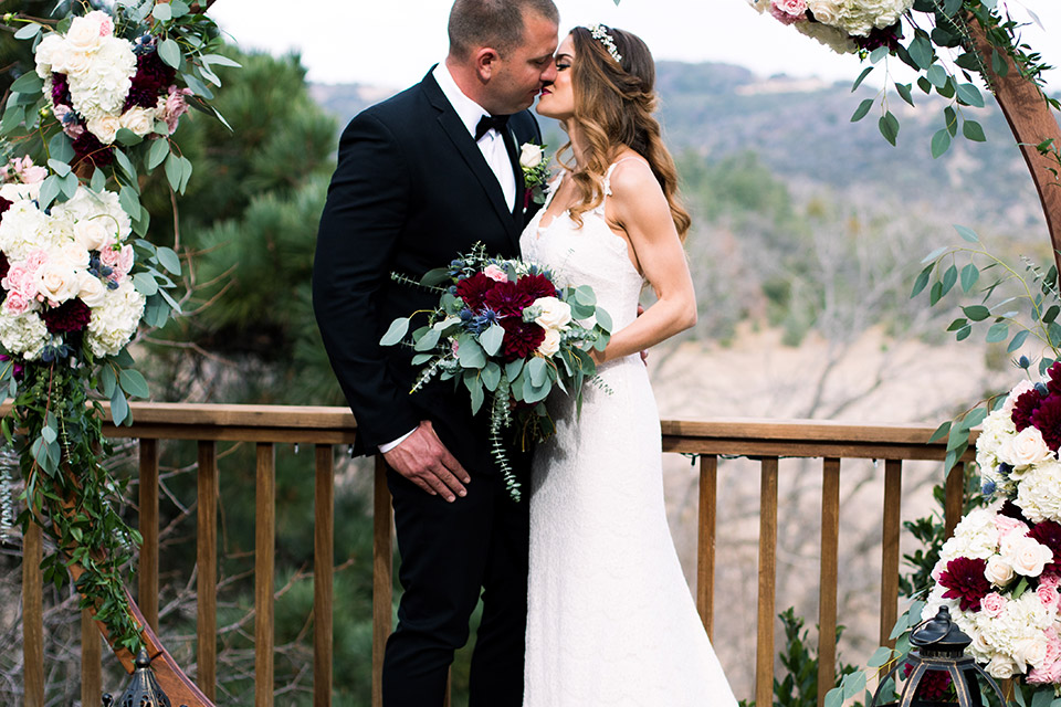 sacred-mountain-shoot-bride-and-groom-at-the-circle-altar