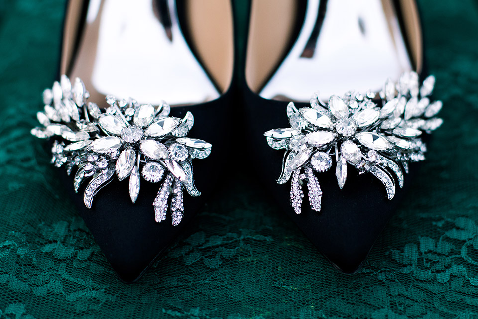 sacred-mountain-shoot-close-up-on-brides-heels