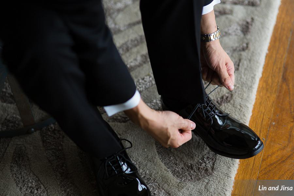 Laguna-beach-outdoor-wedding-same-sex-groom-getting-ready-shoes