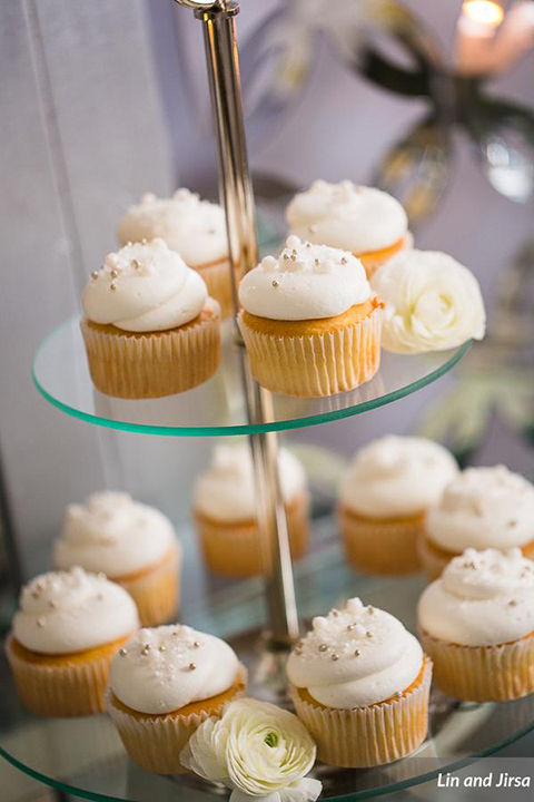 Laguna-beach-outdoor-wedding-same-sex-wedding-desserts-cupcake