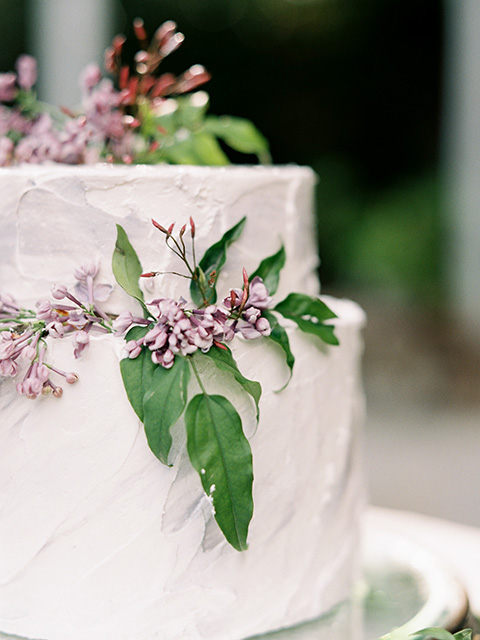 Artist-and-his-muse-shoot-cake-with-white-icing-and-simple-ivy-and-flower-decor