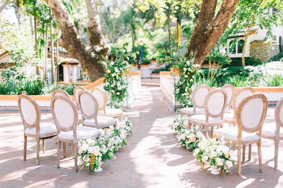 Rancho-las-lomas-blue-shoot-ceremony-space-with-light-wood-details-and-white-and-green-florals