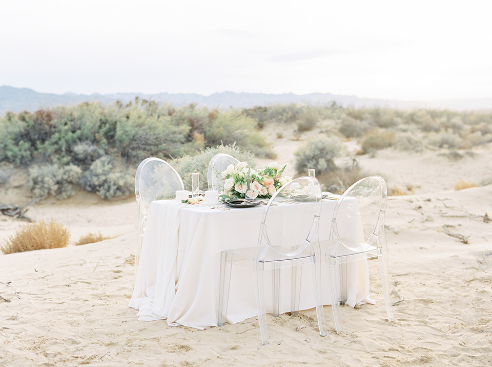 Desert-Lux-Shoot-table-décor-with-black-matte-style-with-gold-cutlery-and-white-linens
