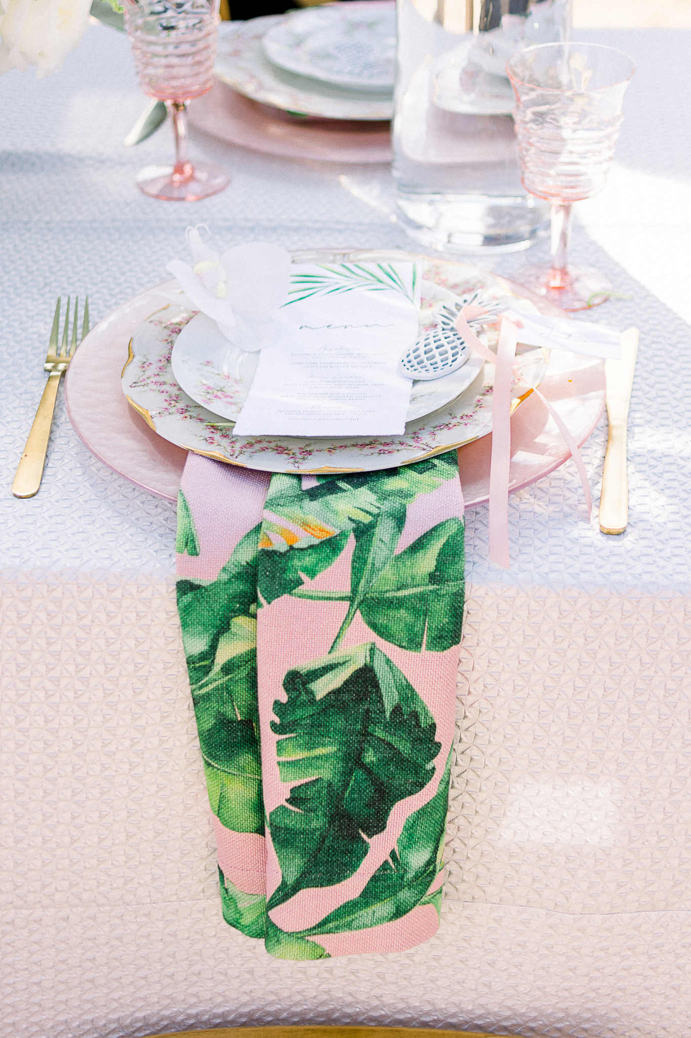 emerald-peak-temecula-wedding-table-décor-with-pink-linens-tropical-leaf-napkins-and-gold-flatware