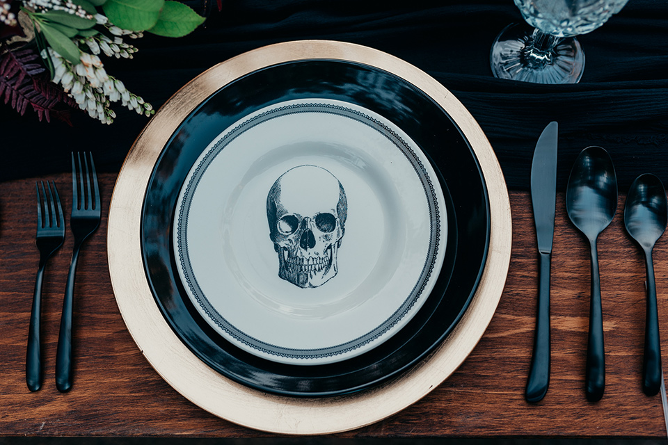  Halloween-flateware-with-a-skull-on-it