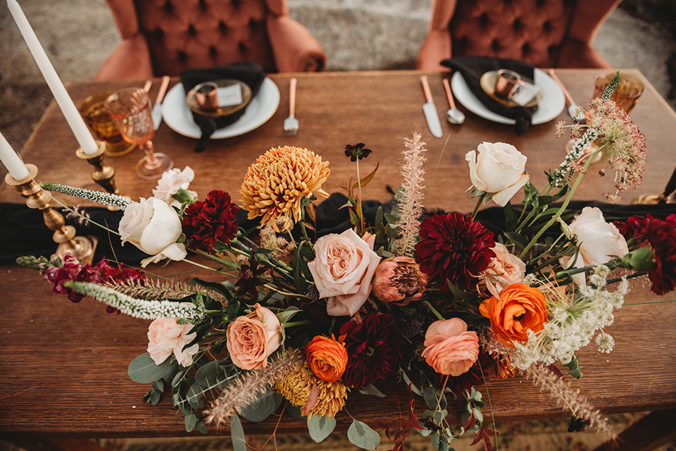 Moonflower-Ranch-Shoot-tablescape-with-warm-toned-florals-and-wooden-table