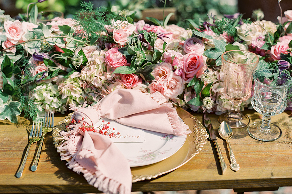 II-Mercato-in-New-Orleans-close-up-on-table-florals