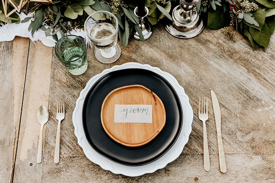 retro-ranch-styled-shoot-table-décor-with-a-wooden-table-and-bohemian-inspired-plates-and-goldware