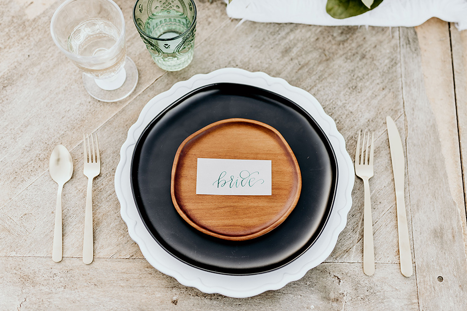 The-Retro-Ranch-Shoot-table-setting-organic-feeling-charget-plates-with-black-and-wooden-detailing