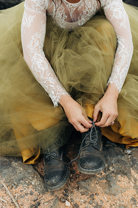 Utah-snow-canyon-shoot-bride-putting-on-shoes