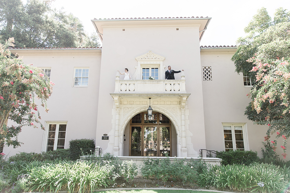 Maxwell-House-bride-and-groom-on-balcony