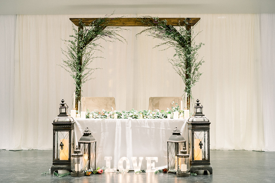 community-church-wedding-sweetheart-table-with-white-linen-and-candles