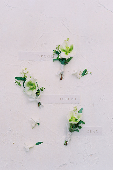  white floral boutonnières 