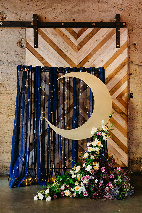  ceremony altar with blue linens and a moon decal 