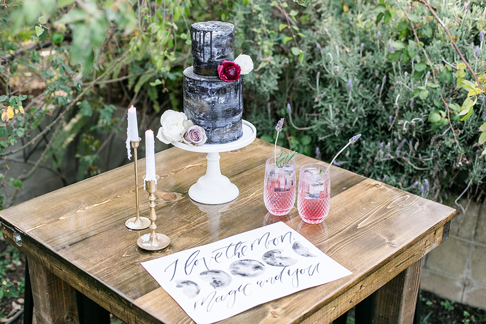  black plate design with gold flatware and royal blue drinkware 