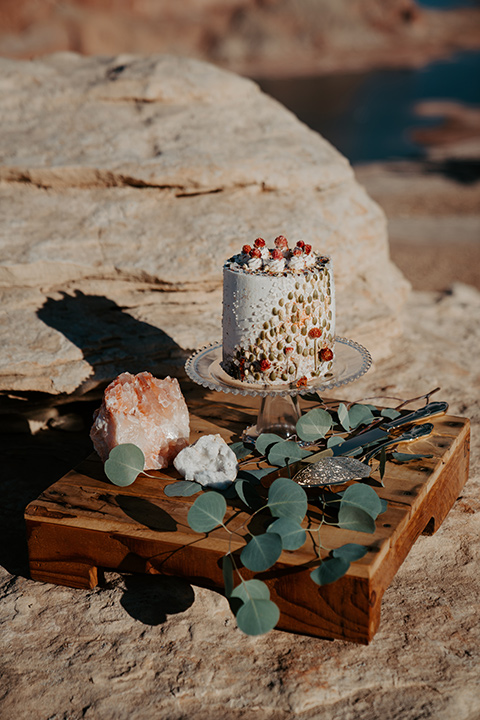  a boho wedding at lake powell with the bride in a bohemian gown and a wide brimmed hat and the groom in a gold velvet jacket – dessert and cake 